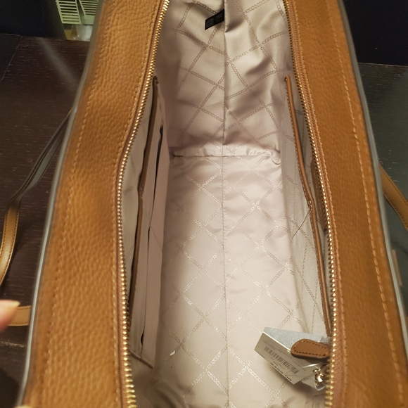 NWT Michael Kors Carine Large Pebbled Front Zip Tote Bag Brown - Picture 4 of 7